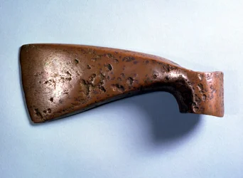Sekera z Vučedolu, Pakrac, Slavonie, doba bronzová, cca 2000-1000 př.nl (bronz)